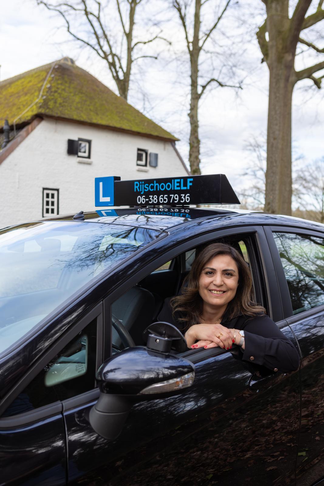 RijschoolELF instructeur in de lesauto